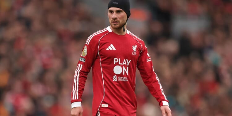 Why is Alexis Mac Allister wearing a hat during Liverpool vs Man Utd?