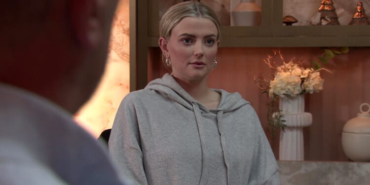 Coronation Street star Lucy Fallon shows off incredible abs in pink gym set