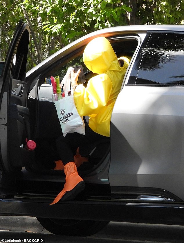 Kournikova struggled to get into her car with everything she was carrying for her children