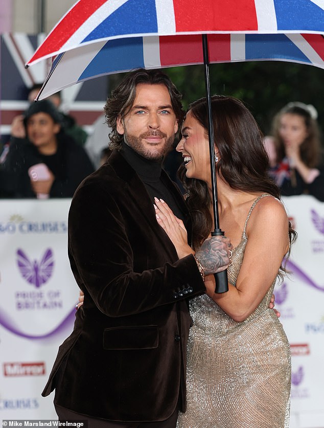 Vicky cosied into her pal Pete as they sheltered from the rain