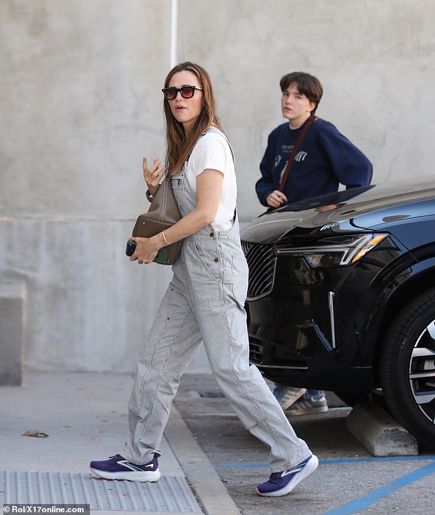 Jennifer's look consisted of a delicate gold necklace paying tribute to the Palisades