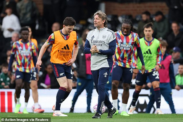 The Argentinian puts Declan Rice through his paces before kick-off ahead of Arsenal's victory at Fulham on Saturday