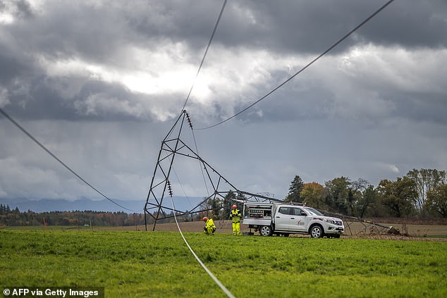 There was an oil spill alert on the Rhine, according to Fire Chief Patrick Rüegg, meanwhile footage shows wild storms lash at Lake Zug in central Switzerland, between Lake Lucerne and Lake Zurich