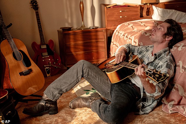 Jeremy Allen White makes a plausibly tormented Bruce Springsteen, on the cusp both of super-stardom and mental disintegration