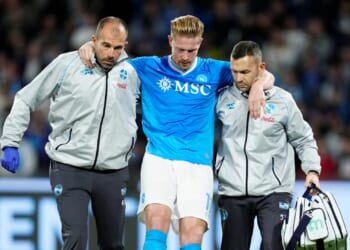 Kevin De Bruyne looks devastated as he's carried off pitch after pulling hamstring SCORING PENALTY
