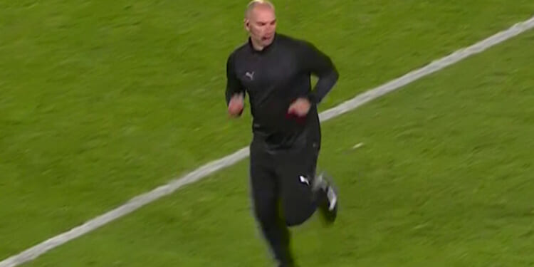 Brentford vs Liverpool second half DELAYED after referee suffers injury and has to be replaced