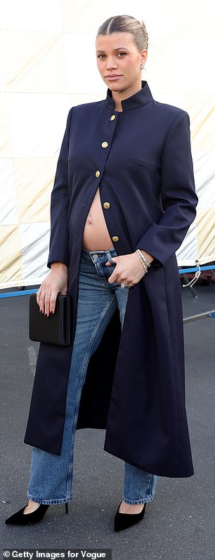 The model teamed the laid-back look with blue jeans