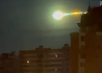 Watch moment mysterious giant green fireball UFO streaks over Moscow witnessed by hundreds of people