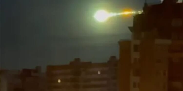 Watch moment mysterious giant green fireball UFO streaks over Moscow witnessed by hundreds of people