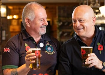 Ross Kemp joins Falklands veteran as they toast to Poppy Appeal with limited-edition pint glasses