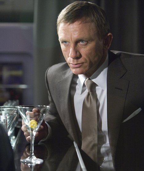 Daniel Craig as James Bond in Quantum of Solace holding a Vodka Martini.