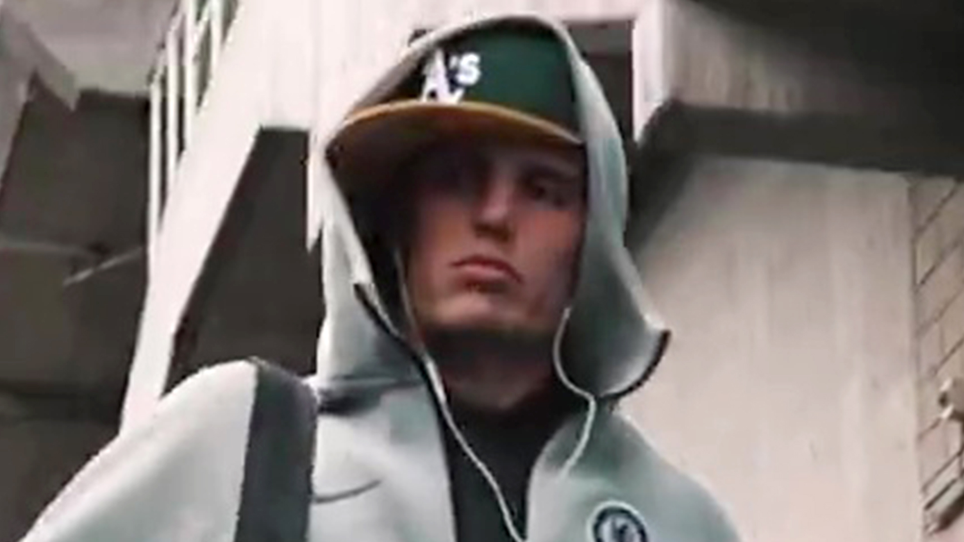 Alejandro Garnacho risks wrath of Chelsea boss with awkward fashion faux pas arriving for Sunderland clash