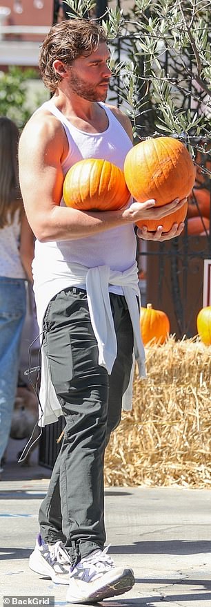 He also wore New Balance 990v6 sneakers