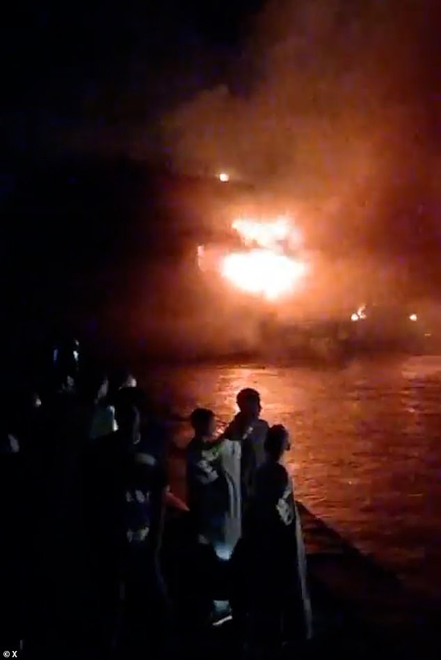 The inferno spread throughout the entire hull and left the cabins completely destroyed, forcing the ship's staff to activate the emergency alarm and move passengers to the upper deck