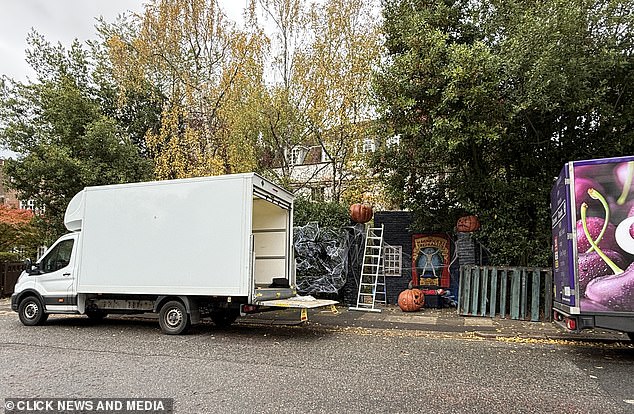 As prep got underway, lorry vans were seen arriving to set up the display, which featured skulls, cobwebs, and a number of performers