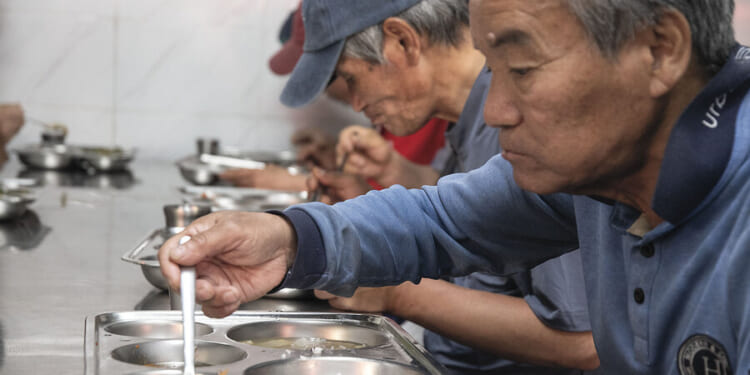 A Seoul soup kitchen serves up kimchi – and community