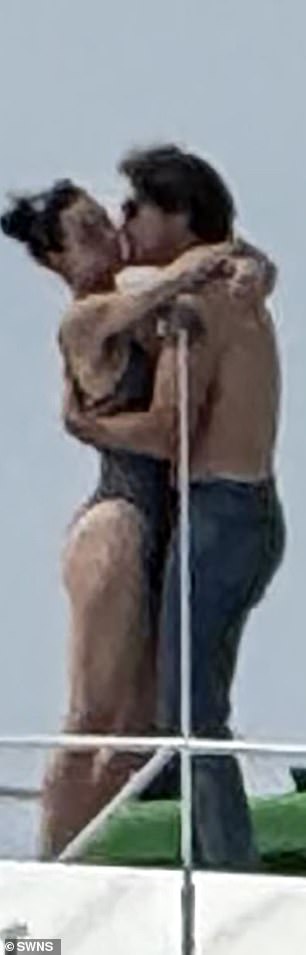 Katy Perry and Justin Trudeau were spotted kissing on a yacht