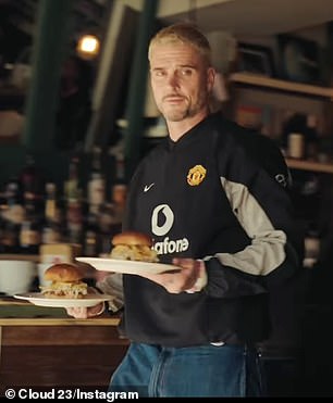 Seymour immediately claimed the spotlight by wearing a vintage Manchester United training top - a subtle reference to Brooklyn's father David, who played for the club until 2003