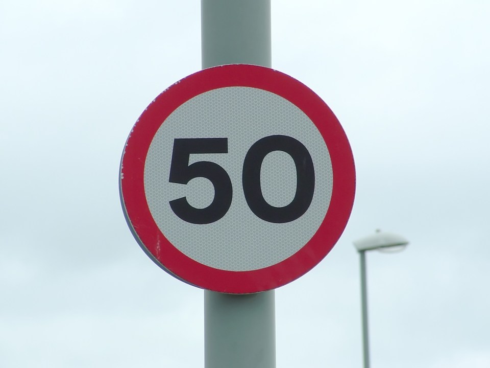 A UK 50 mph speed limit sign.