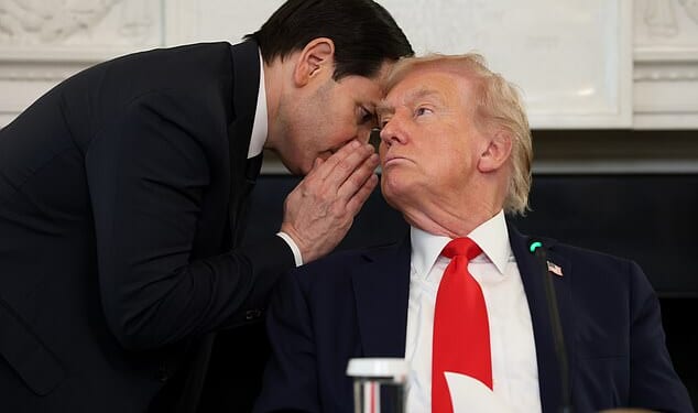 Secretary of State Marco Rubio interrupts a summit held by Donald Trump at the White House to hand him an urgent note on the Gaza peace deal