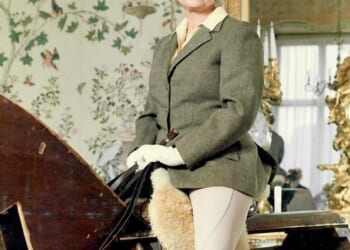 Published here for the first time, a series of ¿behind the scenes¿ pictures show the late monarch posing on a wooden ¿sawhorse¿ for American artist Arnold Friberg