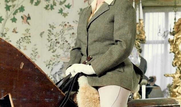 Published here for the first time, a series of ¿behind the scenes¿ pictures show the late monarch posing on a wooden ¿sawhorse¿ for American artist Arnold Friberg