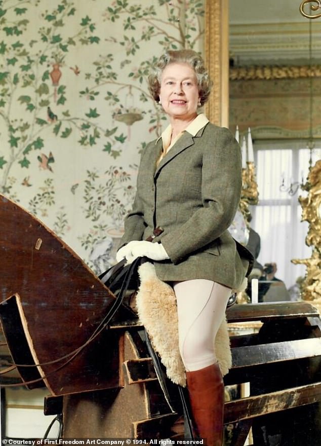 Published here for the first time, a series of ¿behind the scenes¿ pictures show the late monarch posing on a wooden ¿sawhorse¿ for American artist Arnold Friberg