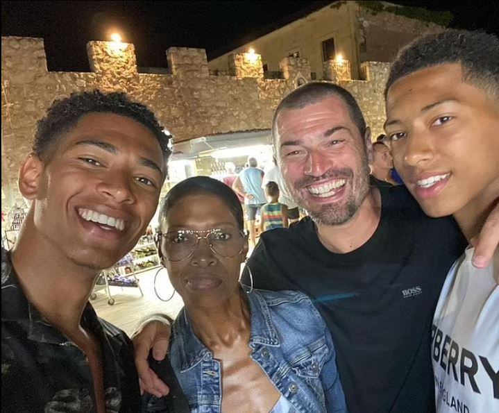 Jude Bellingham, his mother Denise, father Mark, and younger brother Jobe Bellingham smiling for a photo.