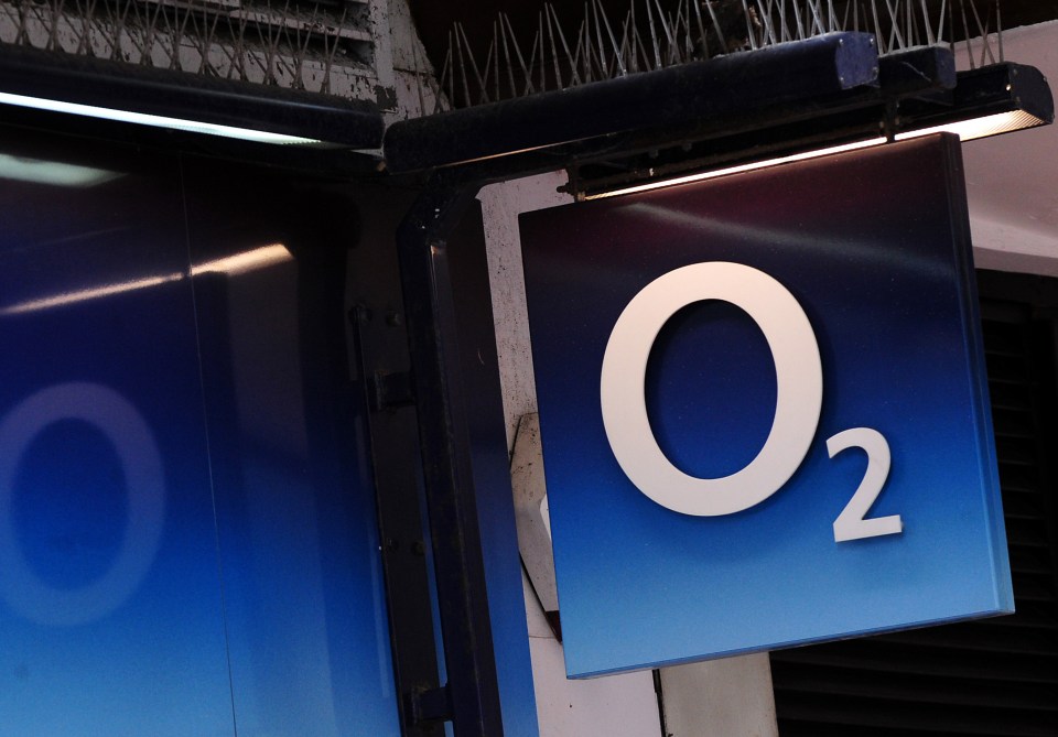 a blue sign that says o2 on it