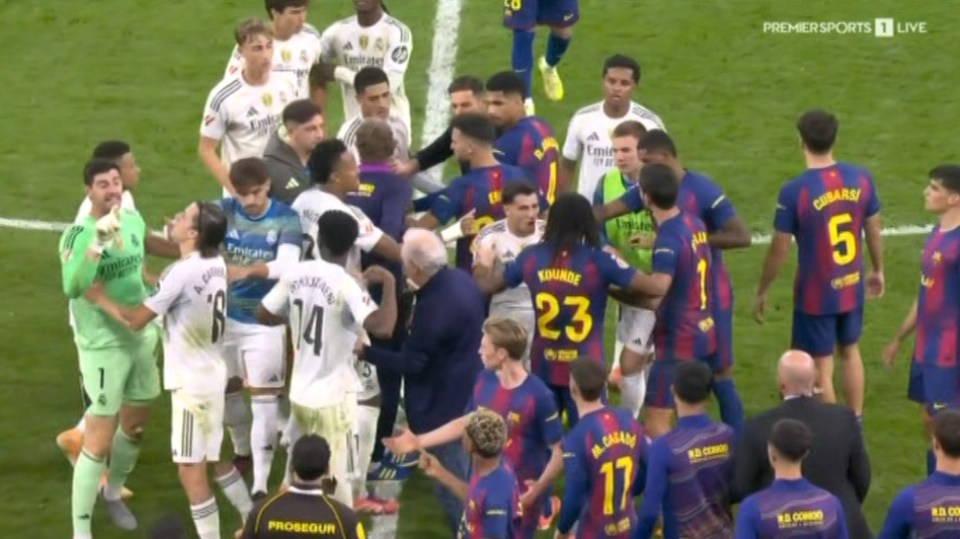 Football players from two teams, Real Madrid and Barcelona, gathered on the field during a confrontation.