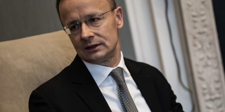 Hungary’s Foreign Minister: Trump Is Ukraine’s Only Hope for Peace