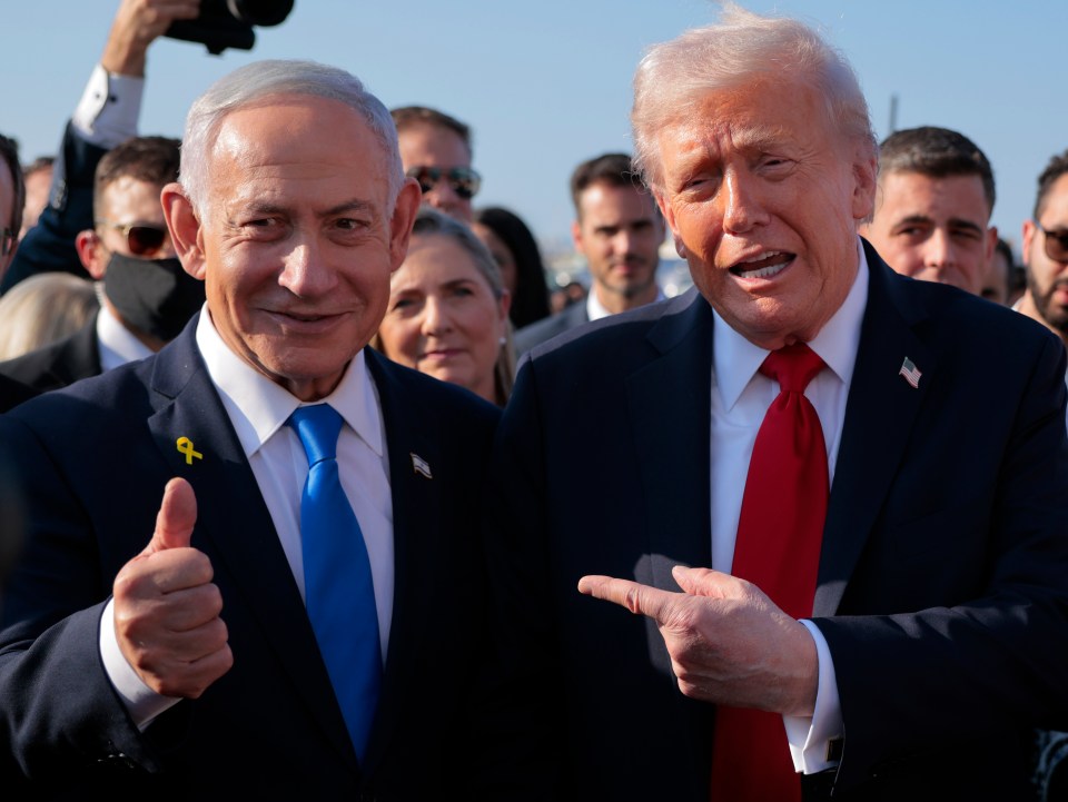 Donald Trump points to Benjamin Netanyahu, who gives a thumbs-up.