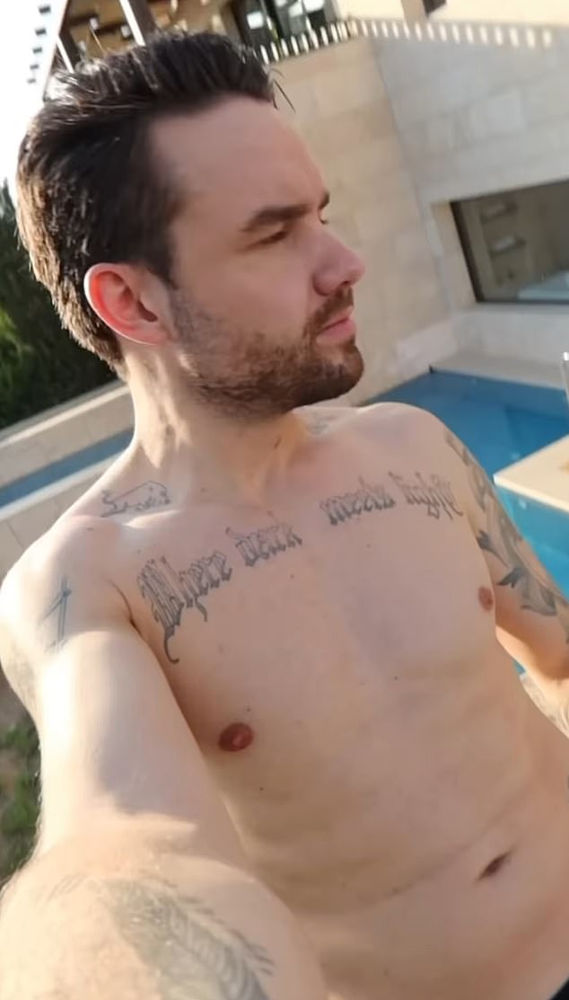 The clip was filmed by Liam, who panned the camera round to show his own face, before turning it to Kate who was wearing a pale blue bikini