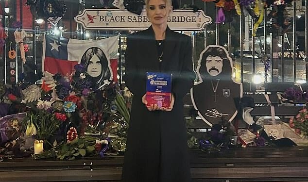 Kelly Osbourne cut a heartbreaking figure on Friday as she accepted an award for her late father Ozzy Osbourne in his native Birmingham