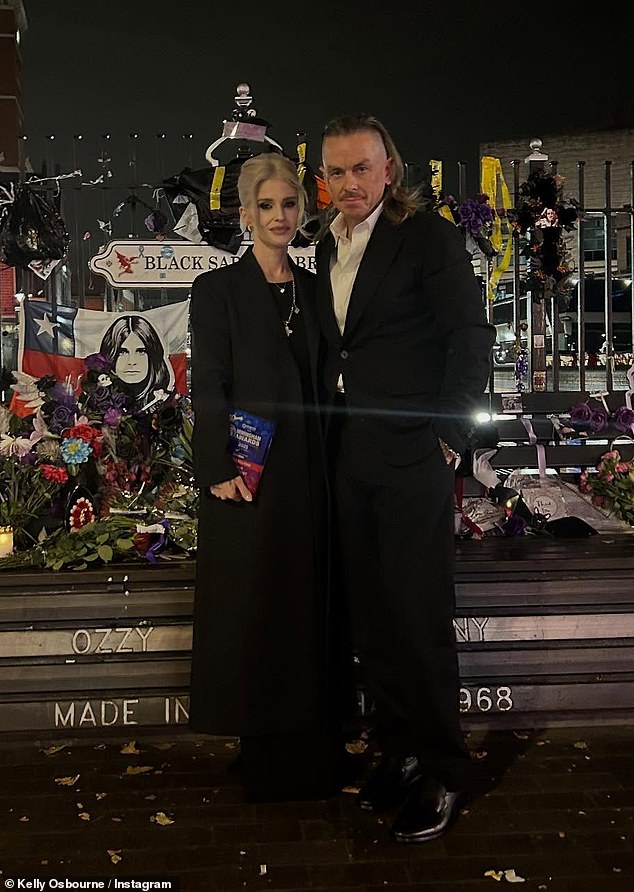 Kelly was supported by her loving fiancé Sid Wilson