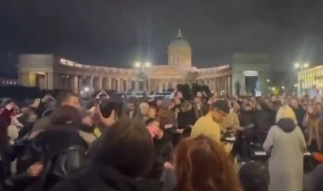 In St Petersburg hundreds joined in the singing of Swan Lake Co-operative, a track by Noize MC, a pro-Ukrainian rapper, that has become an unofficial anthem of Russia ¿s burgeoning anti-war movement