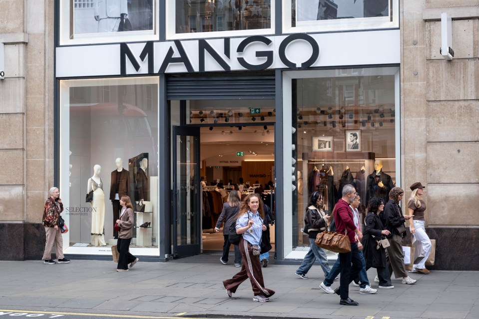 Oxford Street Shoppers In London