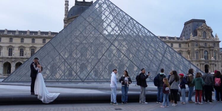Police arrest two suspects over Paris Louvre theft
