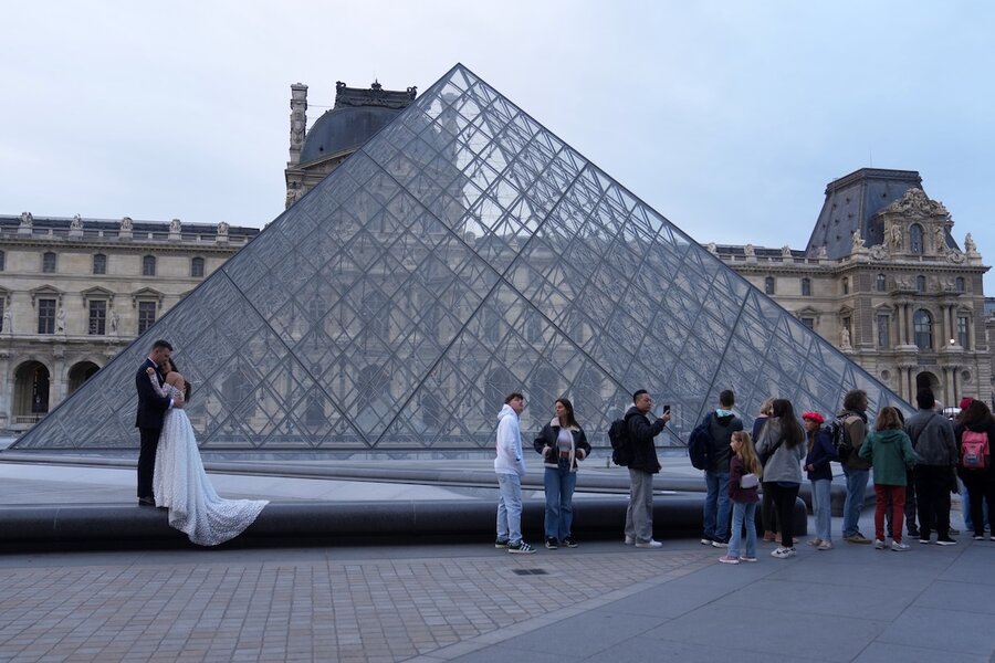 Police arrest two suspects over Paris Louvre theft