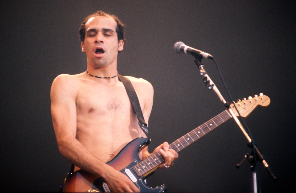 Arik Marshall playing guitar at the Torhout-Werchter Festival in 1992.