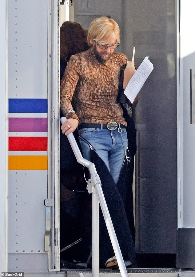 It wasn’t until he removed his sunglasses that the mystery man was revealed to be Jonah Hill, 40, who looked dramatically different while filming his upcoming comedy Cut Off, which he also wrote and is directing