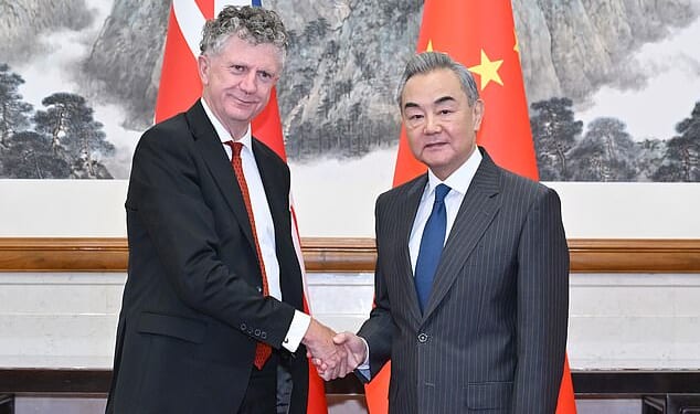 Jonathan Powell, Keir Starmer ’s national security adviser, with Chinese foreign minister Wang Li in Beijing in July