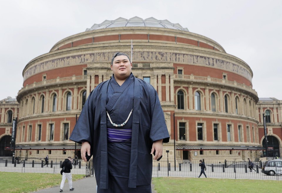 Alamy Live News. 3CWHCAN Yokozuna Onosato poses in front of the Royal Albert Hall in London on Oct. 12, 2025, as about 120 sumo wrestlers are scheduled to take part in a five-day local tournament from Oct. 15, the Japan Sumo Association's first overseas exhibition tour in 20 years, with the hall hosting the event. (Kyodo)==Kyodo Photo via Credit: Newscom/Alamy Live News This is an Alamy Live News image and may not be part of your current Alamy deal . If you are unsure, please contact our sales team to check.