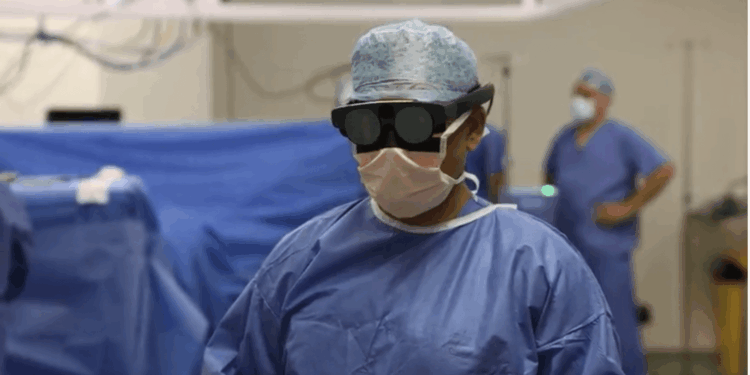 Surgeons use incredible VR goggles to create 'Google Maps of the body' during NHS ops