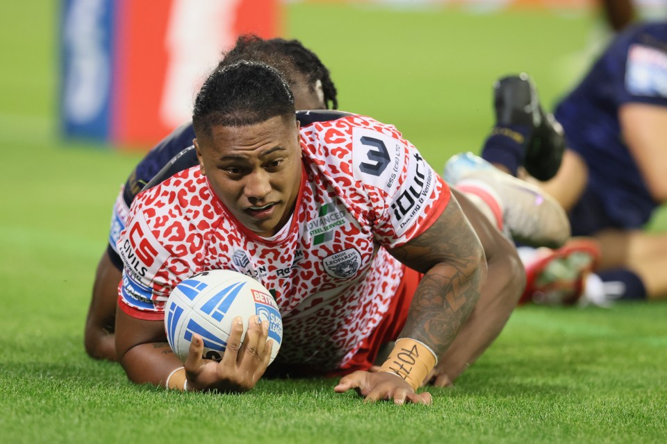Leigh Leopards player Tesi Niu grounds the ball for a try.