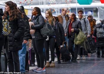 Major US airports are experiencing significant flight delays this Friday due to a combination of air traffic congestion and staffing shortages (STOCK)