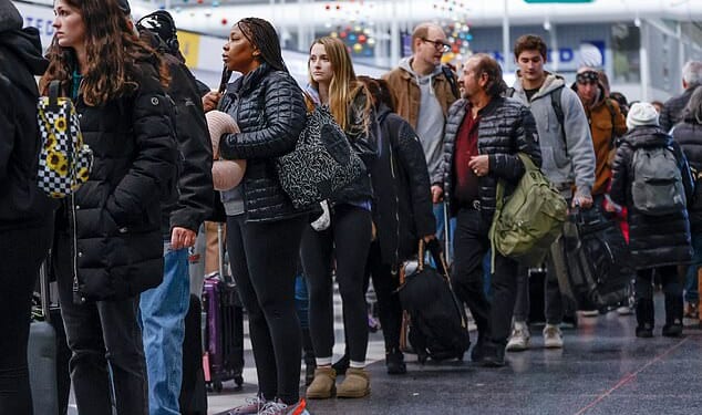 Major US airports are experiencing significant flight delays this Friday due to a combination of air traffic congestion and staffing shortages (STOCK)