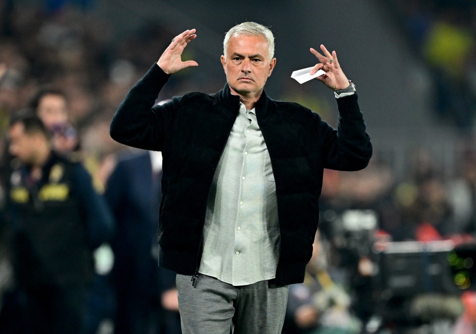 Fenerbahçe head coach José Mourinho giving tactics to his team.