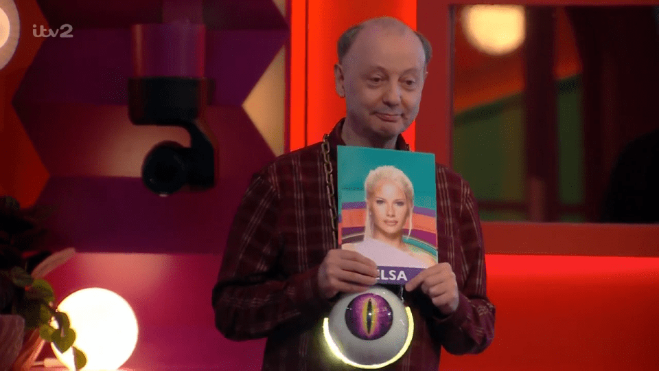 Richard reveals his nomination face to face with Elsa.