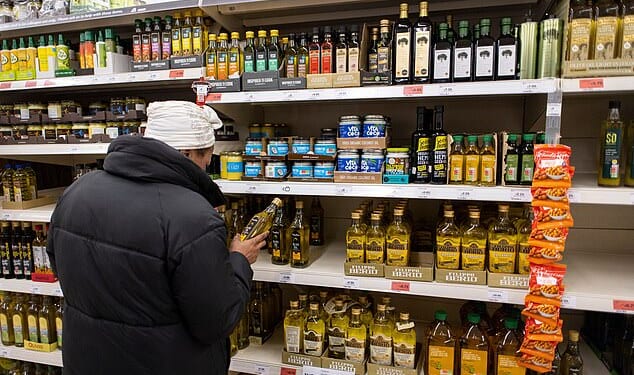 While some oils promise the health conscious endless benefits such as boosting heart and brain health, others increase the your risk of heart disease